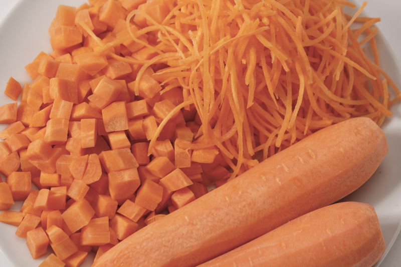 Geputztes, verzehrfertiges Gemüse - Karotten