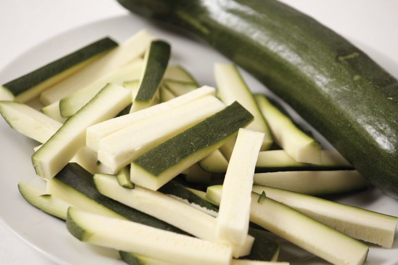 Geputztes, verzehrfertiges Gemüse - Zucchini