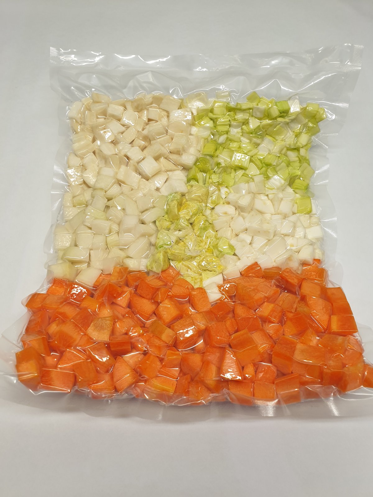 Gemischte Verpackung. Blumenkohl, Brokkoli, Kohlrabi, Karotten, Knollensellerie, Küchenzwiebeln, Zucchini