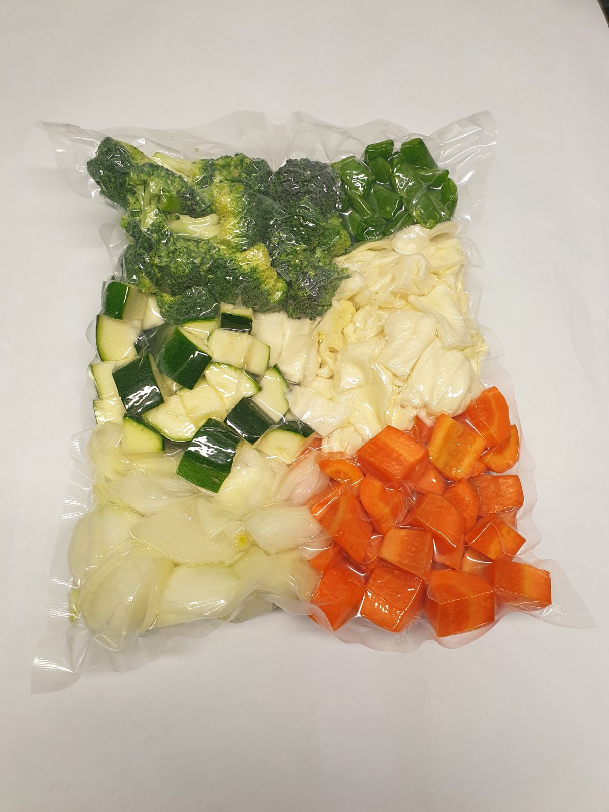 Gemischte Verpackung. Blumenkohl, Brokkoli, Kohlrabi, Karotten, Knollensellerie, Küchenzwiebeln, Zucchini